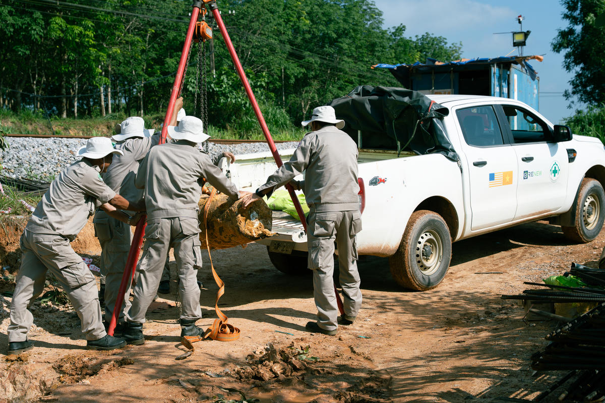 Quảng Trị: Công nhân phát hiện quả bom nặng 340kg ở gần đường sắt
