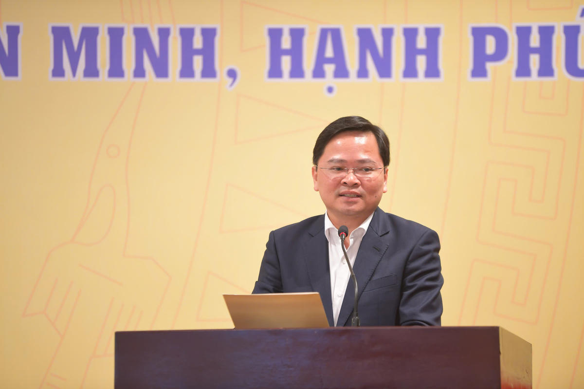 Ông Nguyễn Anh Tuấn, Ủy viên Trung ương Đảng, Phó Chủ tịch Ủy ban Trung ương MTTQ Việt Nam, Chủ tịch Tổng Liên đoàn Lao động Việt Nam tiếp thu ý kiến tại trung tâm thảo luận. Ảnh: Phạm Sỹ.