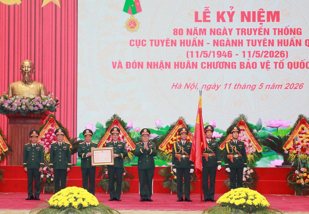 Thừa ủy quyền của Chủ tịch nước, Đại tướng Nguyễn Trọng Nghĩa trao Huân chương Bảo vệ Tổ quốc hạng Nhất tặng Cục Tuyên huấn. Ảnh: Trọng Đức