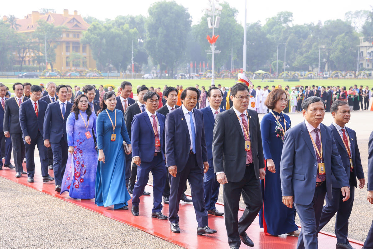 Đoàn đại biểu tham dự Đại hội MTTQ Việt Nam lần thứ XI vào Lăng viếng Chủ tịch Hồ Chí Minh