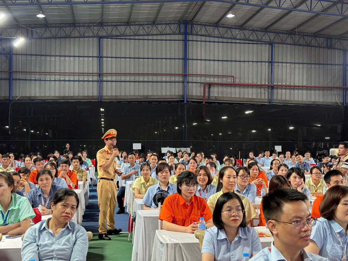 CSGT TP Hải Phòng tuyên truyền pháp luật cho công nhân&nbsp;Công ty Sumidenso Việt Nam. Ảnh: CATP.&nbsp;