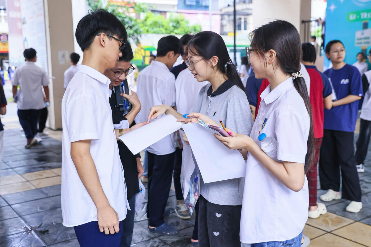 Thí sinh dự thi vào lớp 10 tại Hà Nội năm 2025 (ảnh: Phạm Quang Vinh) 