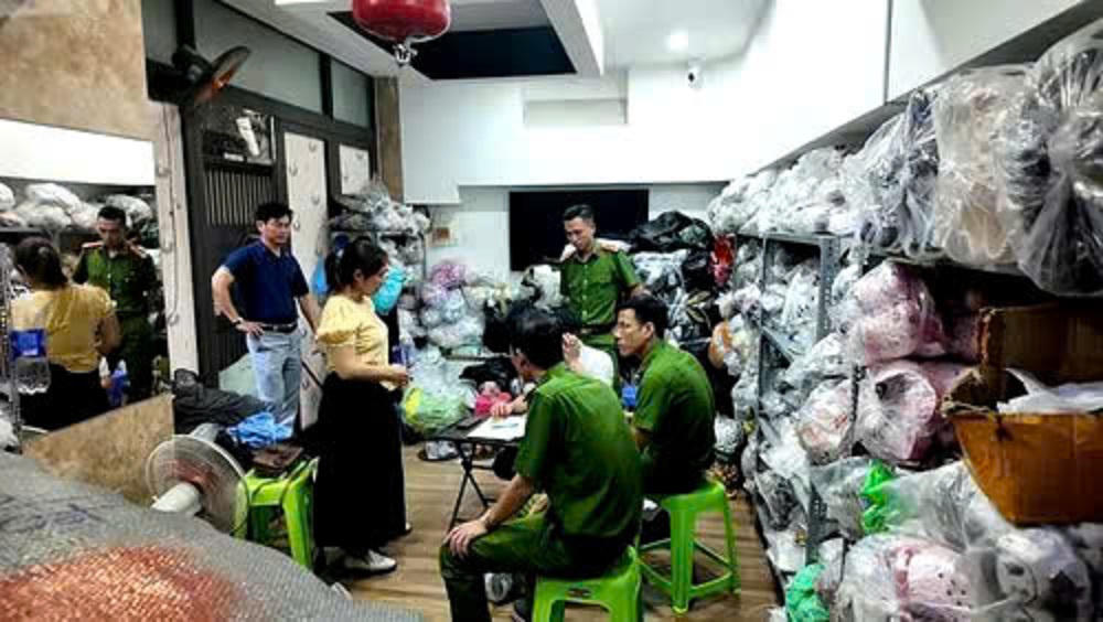 Lực lượng chức năng kiểm tra cơ sở kinh doanh. Ảnh: CA Đà Nẵng.
