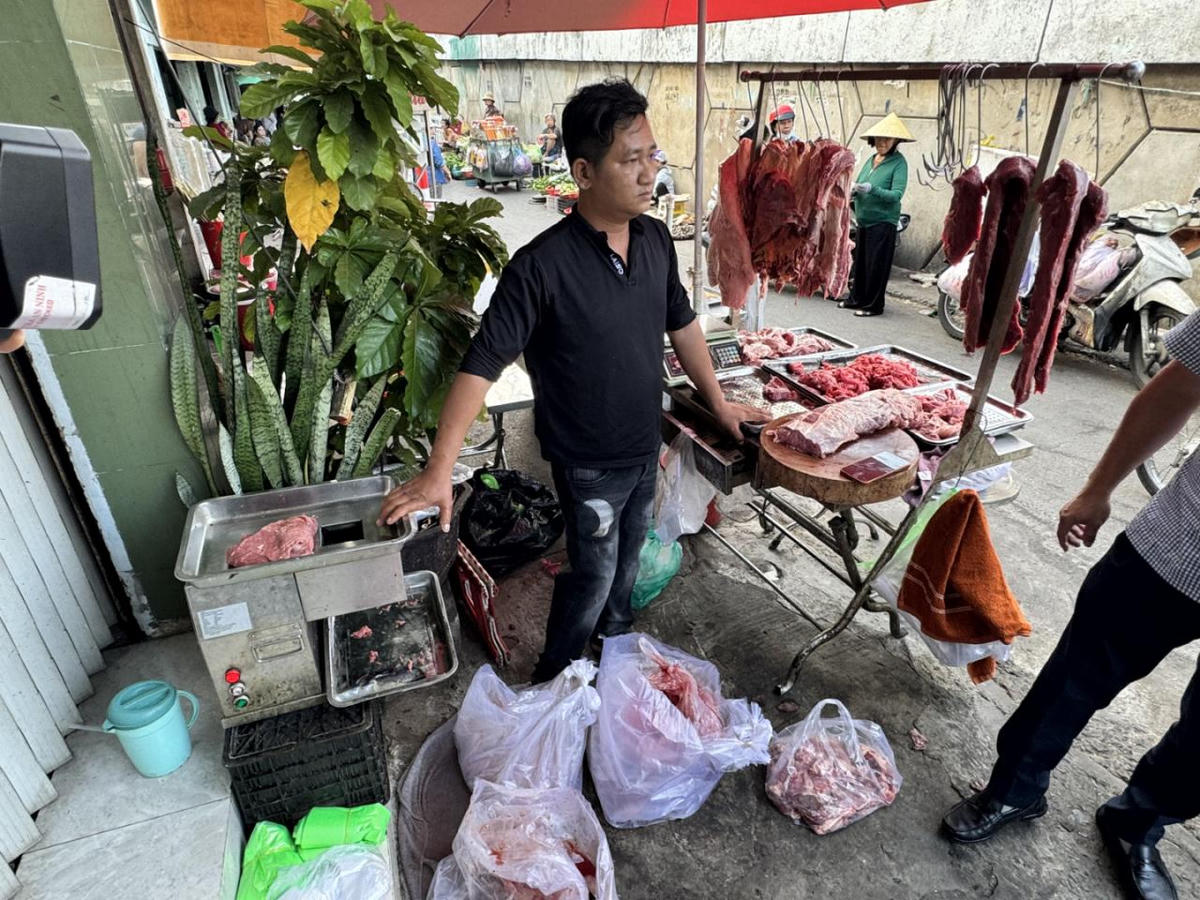 TP Hồ Chí Minh: Khởi tố hai đối tượng do bán thịt bò ngâm hóa chất độc hại ra thị trường