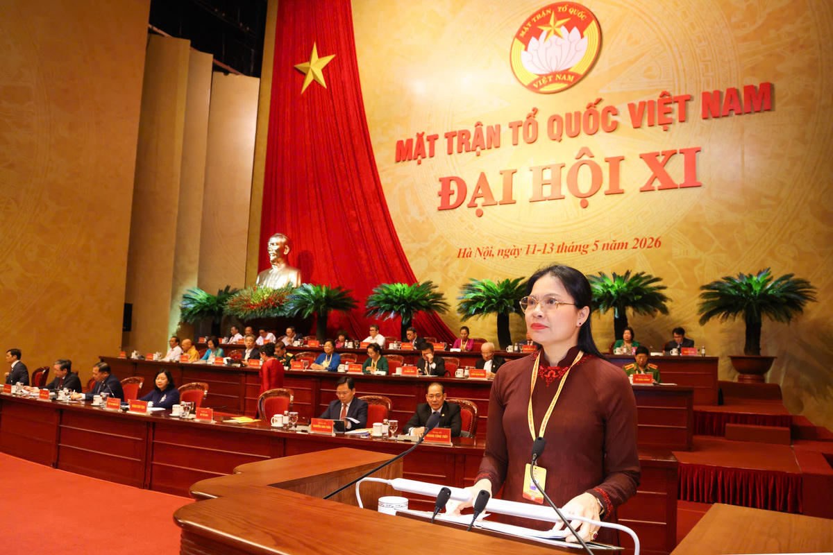 Phó Chủ tịch - Tổng Thư ký Hà Thị Nga trình bày Báo cáo Kiểm điểm hoạt động của UBTƯ, Đoàn Chủ tịch và Ban Thường trực UBTƯ MTTQ Việt Nam khóa X, nhiệm kỳ 2024 - 2029 (giai đoạn 2024-2026). Ảnh: Quang Vinh.