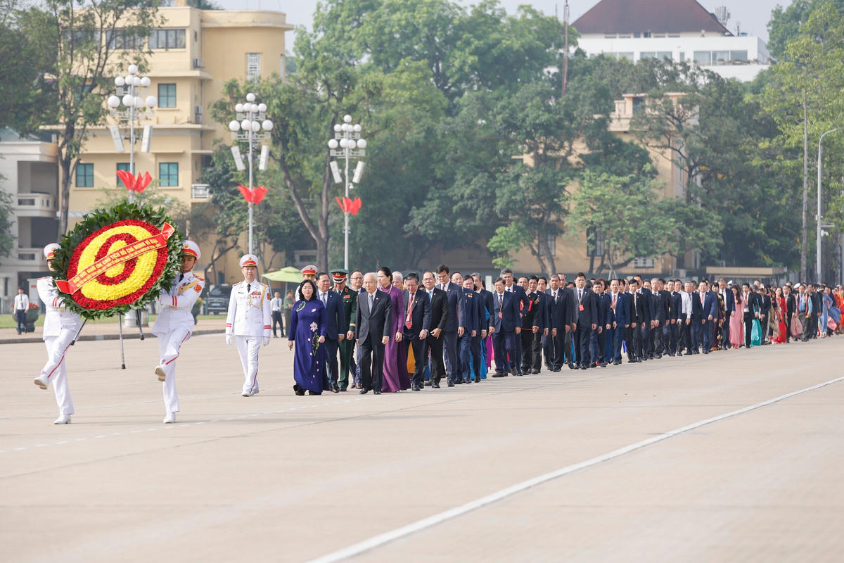 Ủy viên Bộ Chính trị, Bí thư Trung ương Đảng, Bí thư Đảng ủy MTTQ, các đoàn thể Trung ương, Chủ tịch UBTƯ MTTQ Việt Nam&nbsp;Bùi Thị Minh Hoài và&nbsp;Đoàn đại biểu tham dự Đại hội vào Lăng viếng Chủ tịch Hồ Chí Minh.