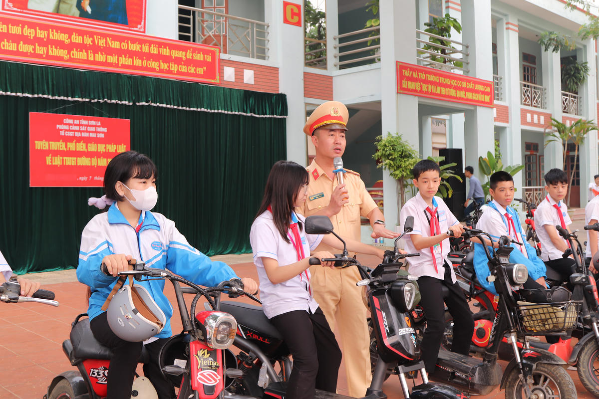 Cảnh sát giao thông Công an tỉnh Sơn La tăng cường tuyên truyền tại các trường học.