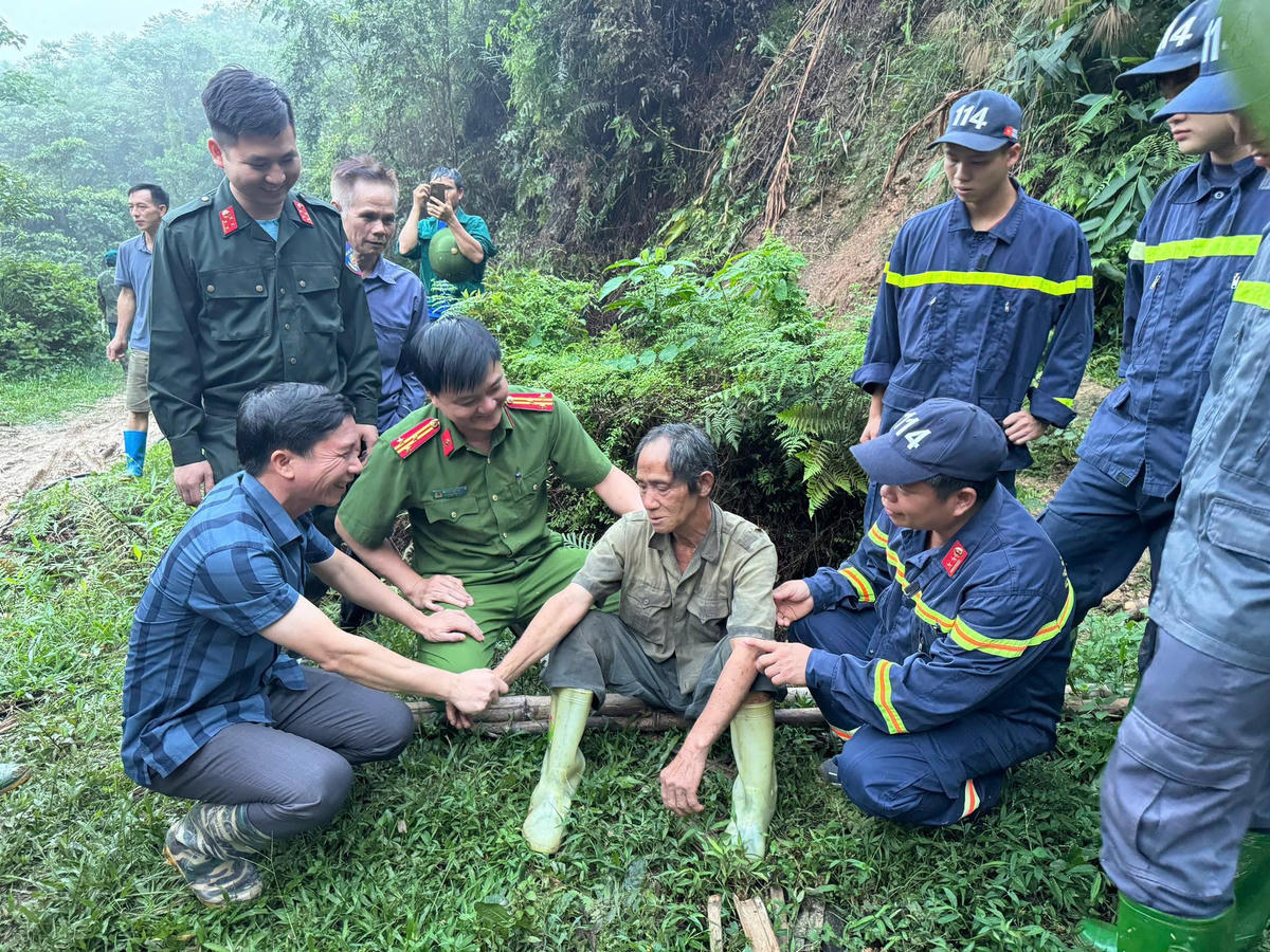 Sau nhiều ngày nỗ lực, lực lượng chức năng đã tìm thấy ông Tá ở trong rừng sâu. Ảnh: Công an tỉnh Tuyên Quang.