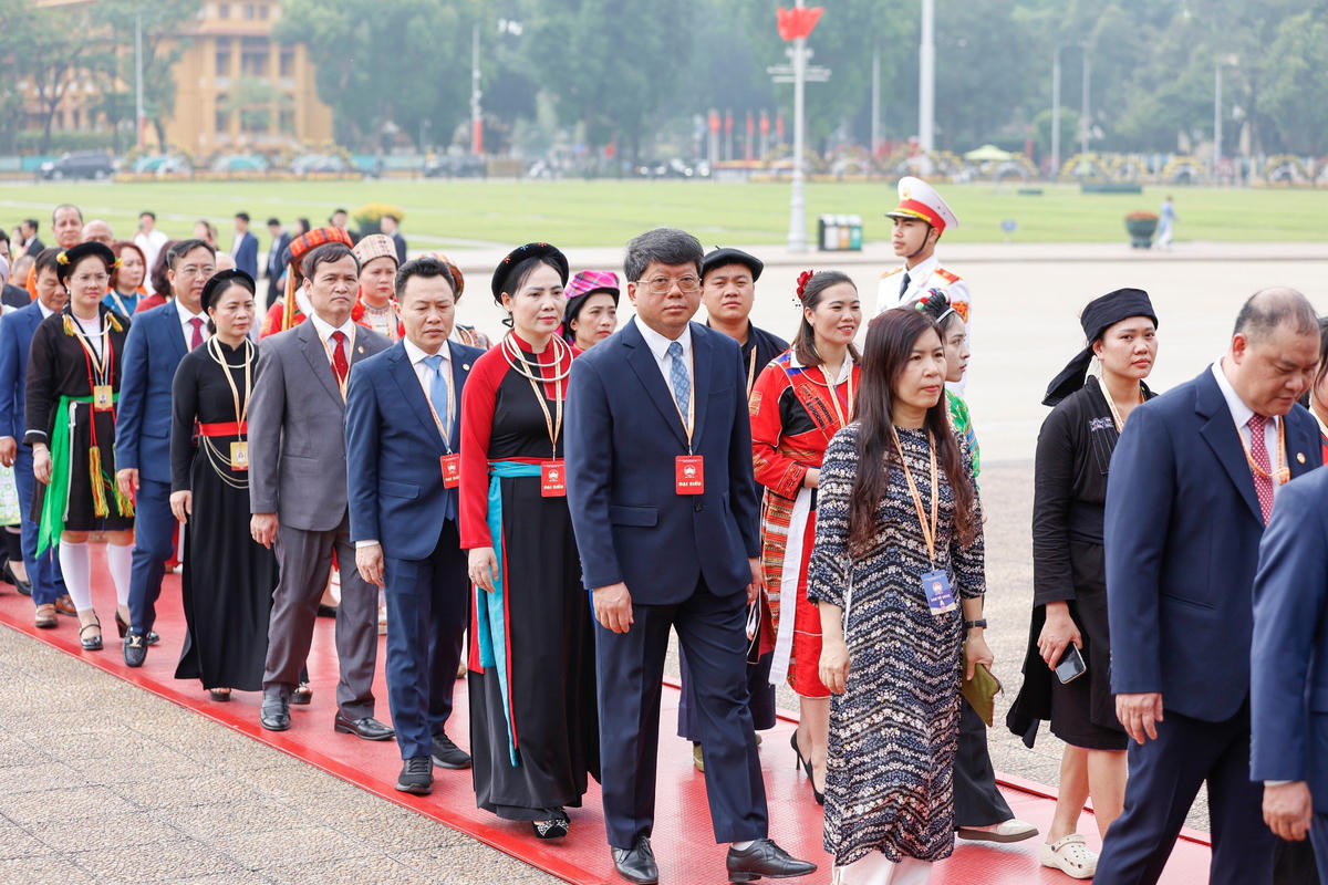 Đoàn đại biểu tham dự Đại hội MTTQ Việt Nam lần thứ XI vào Lăng viếng Chủ tịch Hồ Chí Minh