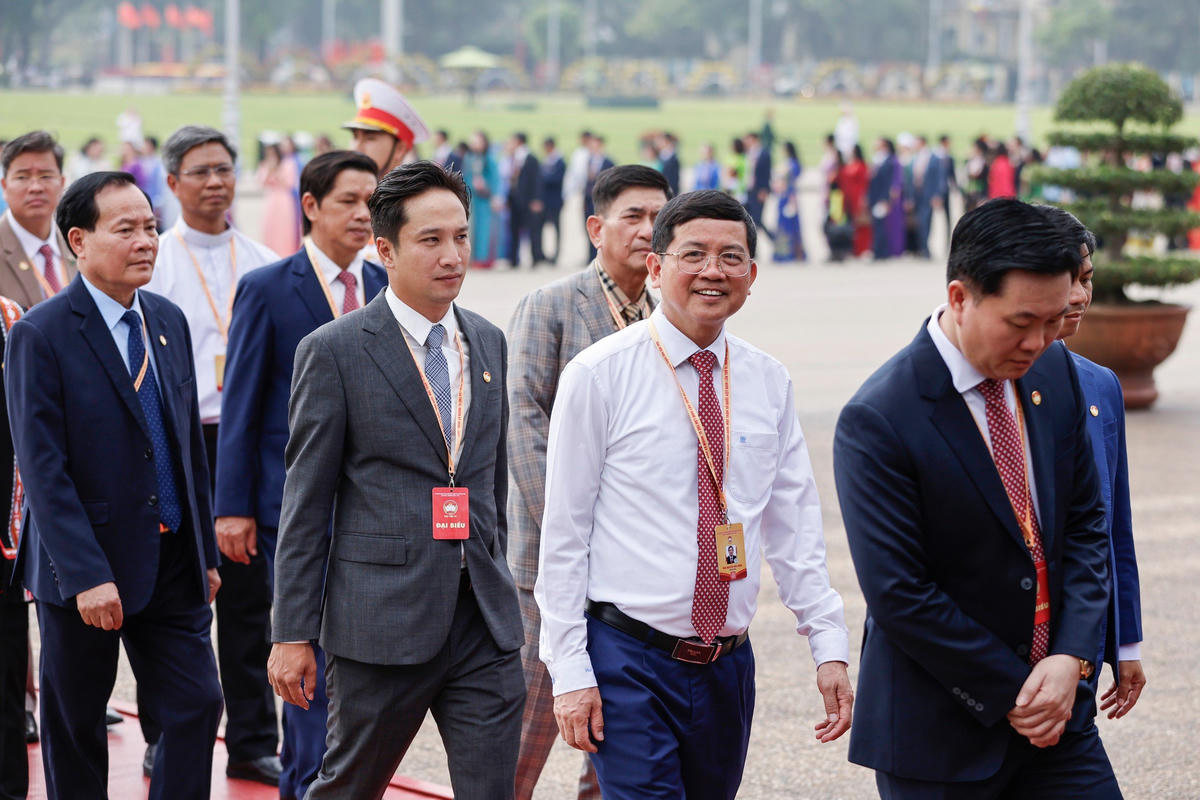 Đoàn đại biểu tham dự Đại hội MTTQ Việt Nam lần thứ XI vào Lăng viếng Chủ tịch Hồ Chí Minh