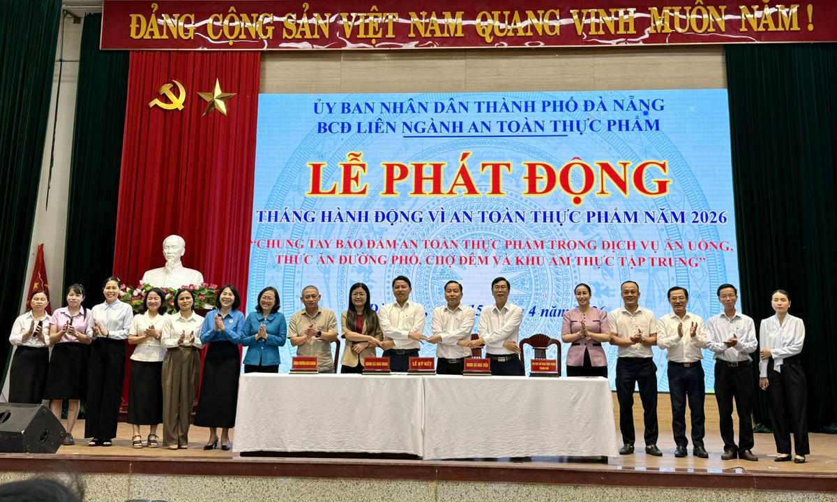 Bà Nguyễn Thị Anh Thi, Phó Chủ tịch UBND TP Đà Nẵng cùng lãnh đạo Sở Y tế, Chi cục An toàn thực phẩm, các địa phương phát động Tháng hành động vì an toàn thực phẩm 2026. Ảnh: Nguyễn Tú.