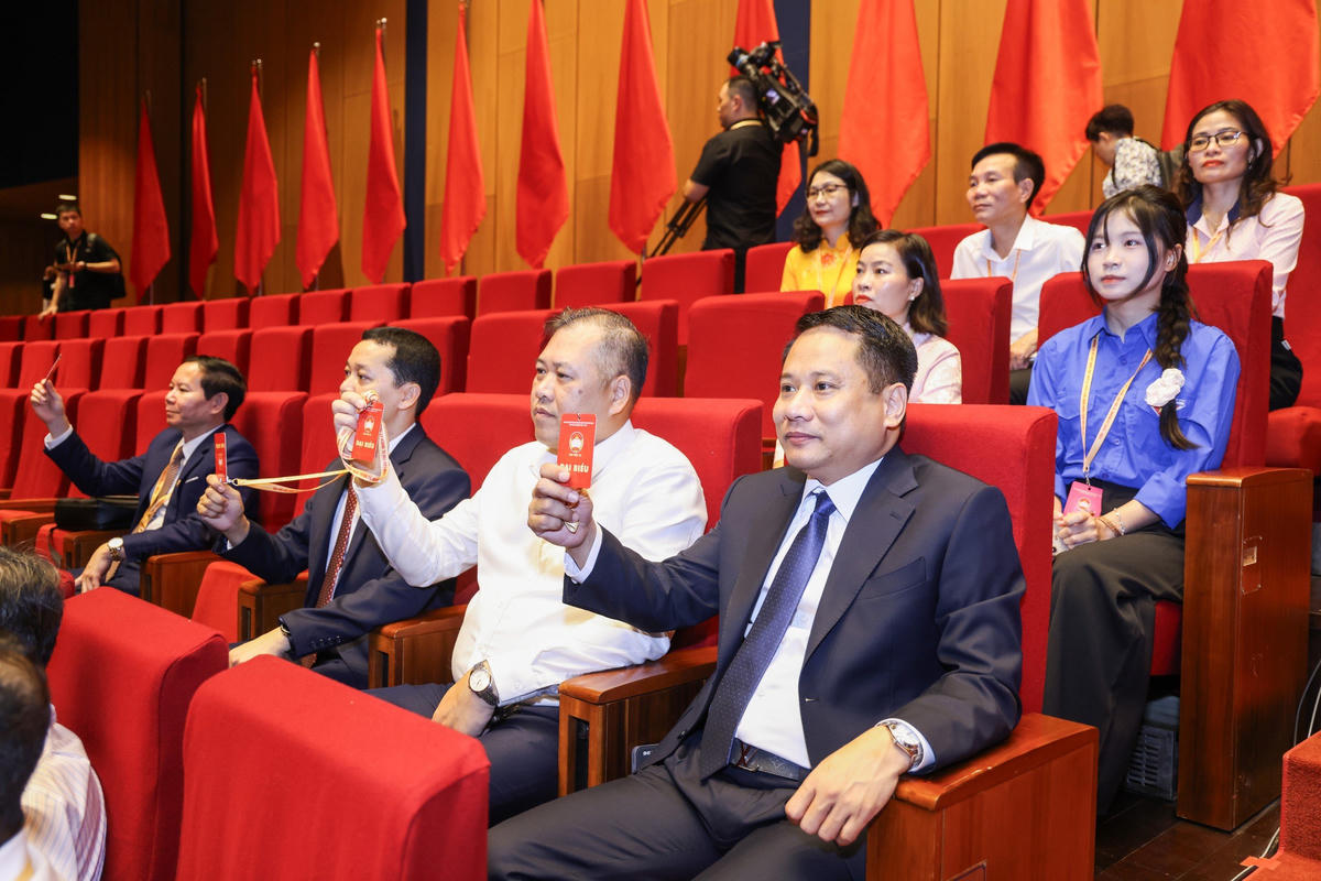 Các đại biểu tiến hành biểu quyết tại Đại hội.