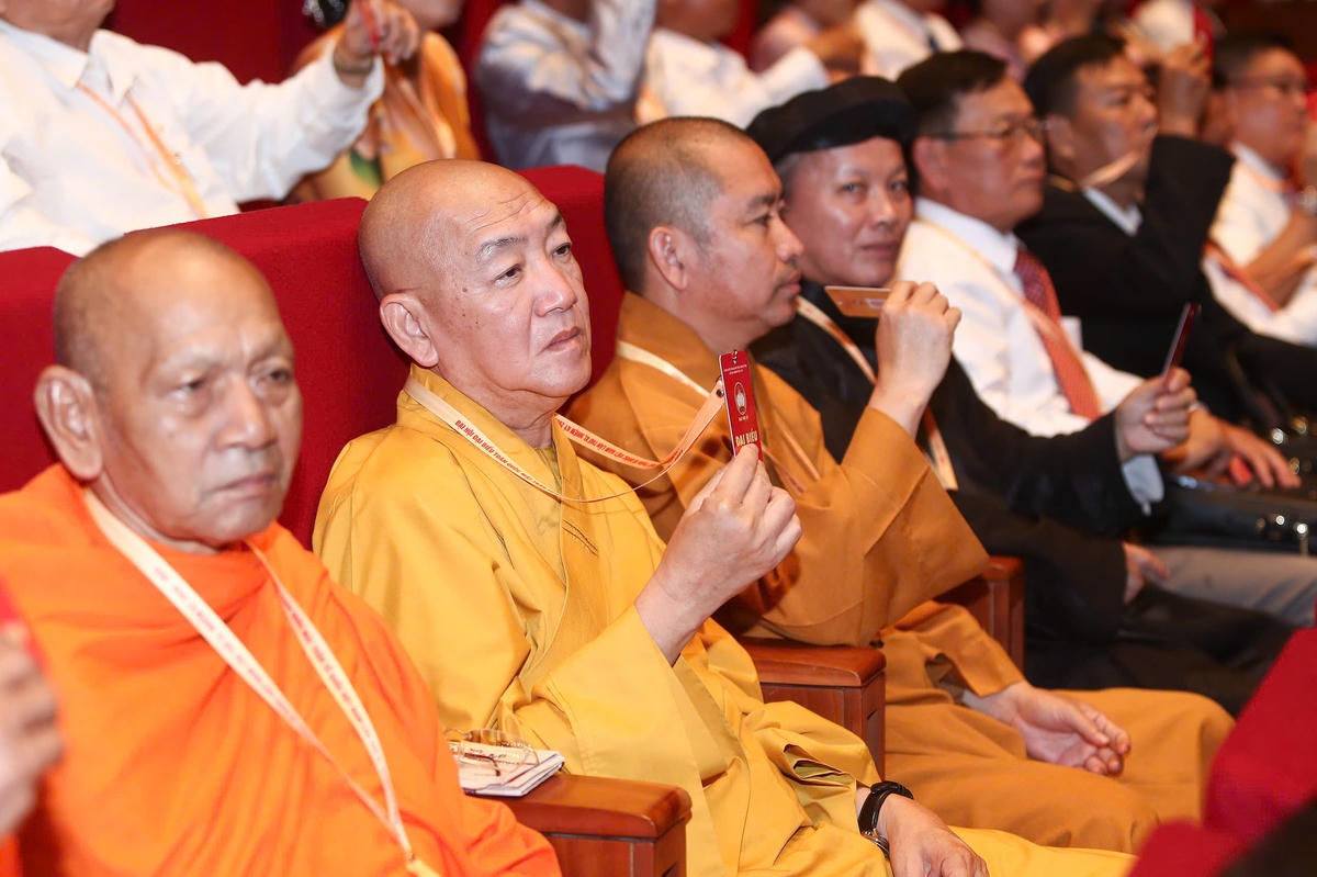 Đại biểu tiến hành biểu quyết tại Đại hội.