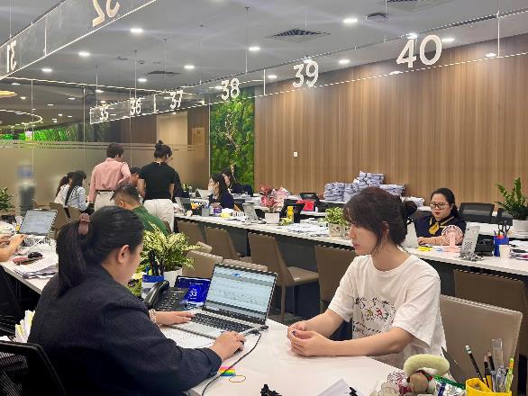 Chị Mỹ Xuân hài lòng khi trở thành những chủ nhân đầu tiên của Đảo Ngọc