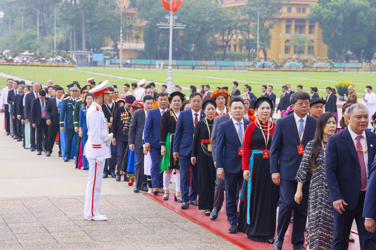 Đoàn đại biểu tham dự Đại hội MTTQ Việt Nam lần thứ XI vào Lăng viếng Chủ tịch Hồ Chí Minh