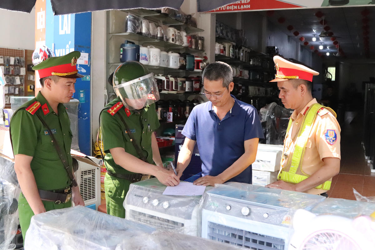 Các hộ kinh doanh trên địa bàn ký cam kết không lấn chiếm vỉa hè để kinh doanh.