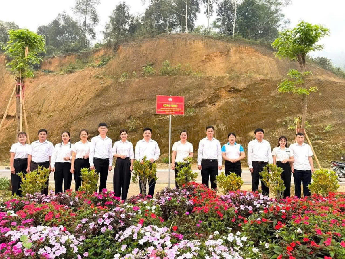 Ủy ban MTTQ Việt Nam xã Bắc Mê hoàn thành công trình trồng cây, trồng hoa tuyến đường Bờ nam Sông Gâm (100 cây Giáng Hương, 250 cây hạnh phúc; 800m2 hoa Hồng, hoa Hải Đường và Mai Địa Thảo) chào mừng Đại hội Đại biểu toàn quốc MTTQ Việt Nam lần thứ XI.