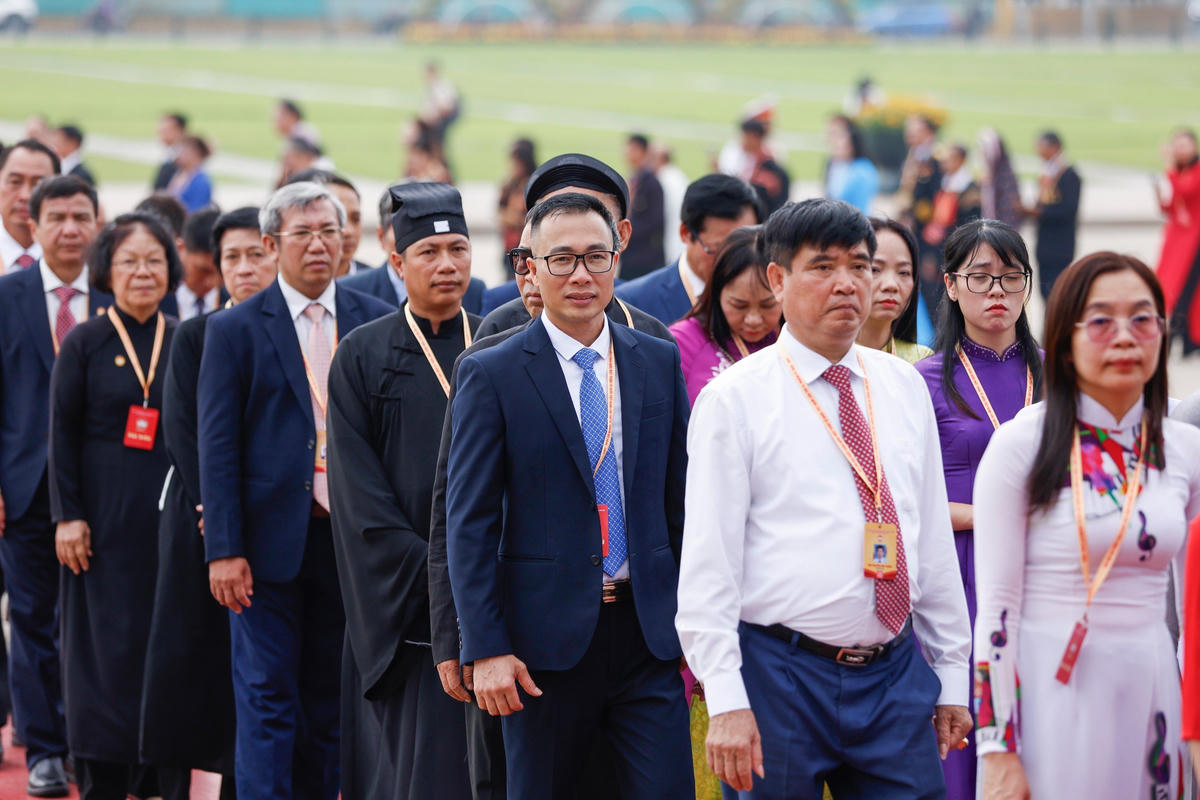 Đoàn đại biểu tham dự Đại hội MTTQ Việt Nam lần thứ XI vào Lăng viếng Chủ tịch Hồ Chí Minh