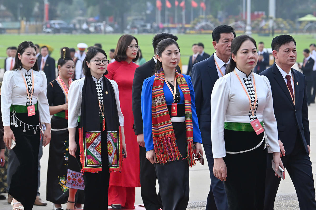 Đoàn đại biểu tham dự Đại hội MTTQ Việt Nam lần thứ XI vào Lăng viếng Chủ tịch Hồ Chí Minh
