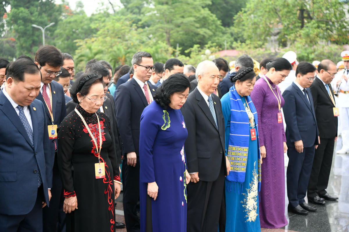Chủ tịch Bùi Thị Minh Hoài và các đại biểu thành kính tưởng niệm các Anh hùng Liệt sỹ tại Đài tưởng niệm các Anh hùng liệt sỹ Bắc Sơn.