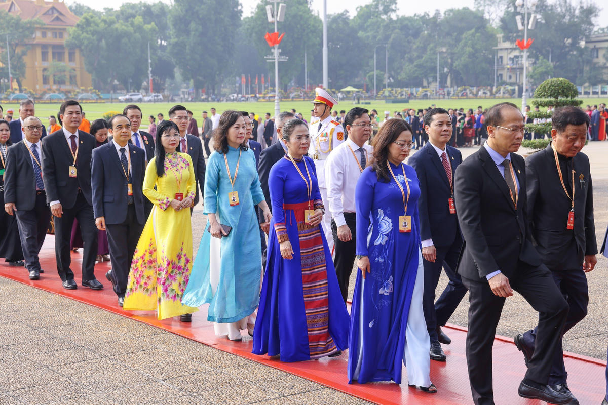 Đoàn đại biểu tham dự Đại hội MTTQ Việt Nam lần thứ XI vào Lăng viếng Chủ tịch Hồ Chí Minh