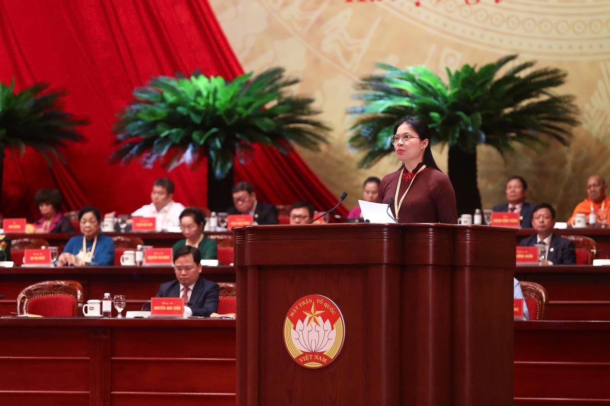Phó Chủ tịch - Tổng Thư ký UBTƯ MTTQ Việt Nam Hà Thị Nga trình bày Tờ trình Báo cáo kiểm điểm hoạt động của Ủy ban Trung ương, Đoàn Chủ tịch và Ban Thường trực Ủy ban Trung ương MTTQ Việt Nam giai đoạn 2024 - 2026.