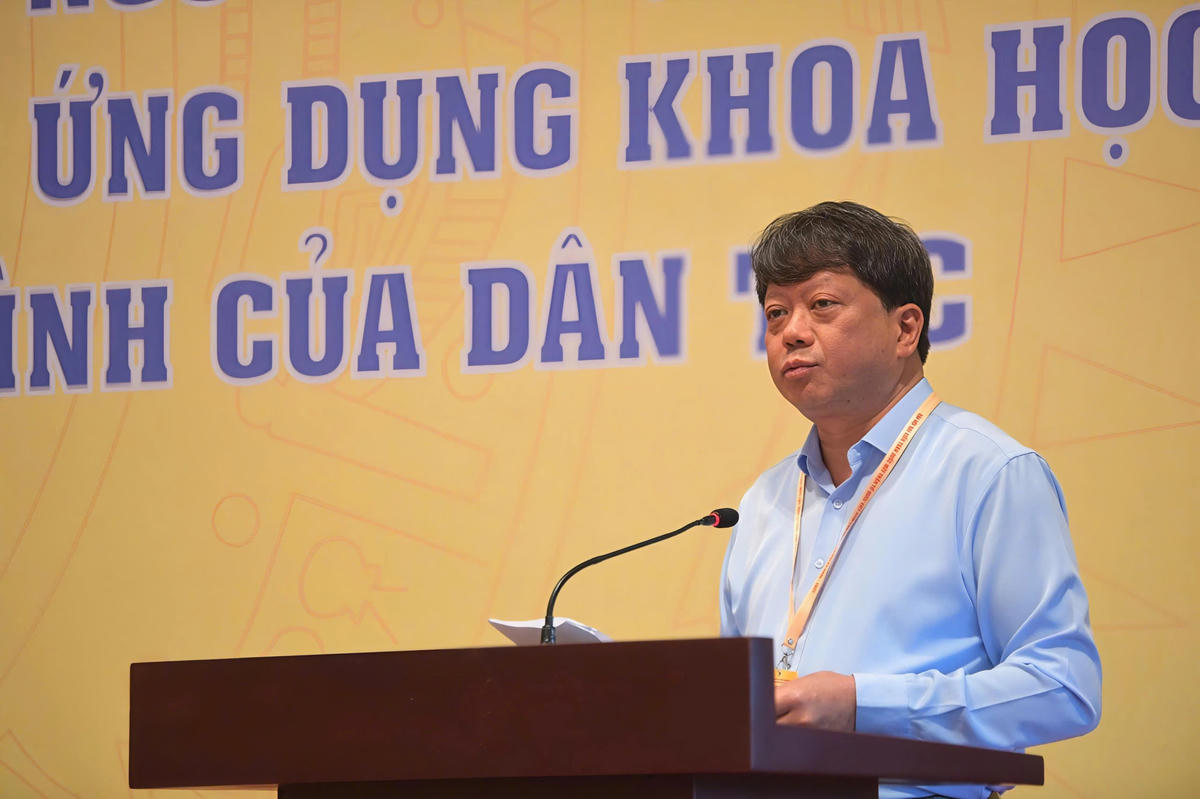 Ông Hà Trung Kiên, Ủy viên Ban Thường vụ Tỉnh ủy, Phó Chủ tịch thường trực Ủy ban MTTQ Việt Nam tỉnh Tuyên Quang phát biểu thảo luận