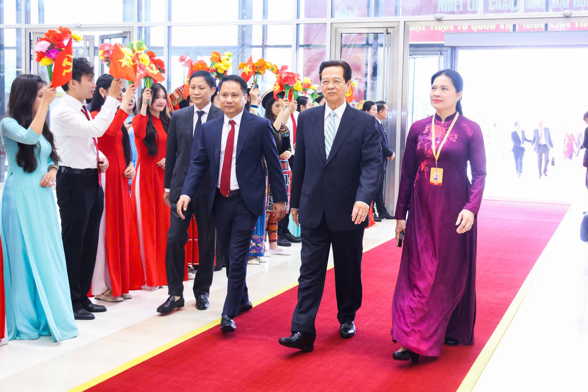 Nguyên Thủ tướng Nguyễn Tấn Dũng và các đại biểu dự phiên khai mạc trọng thể Đại hội.