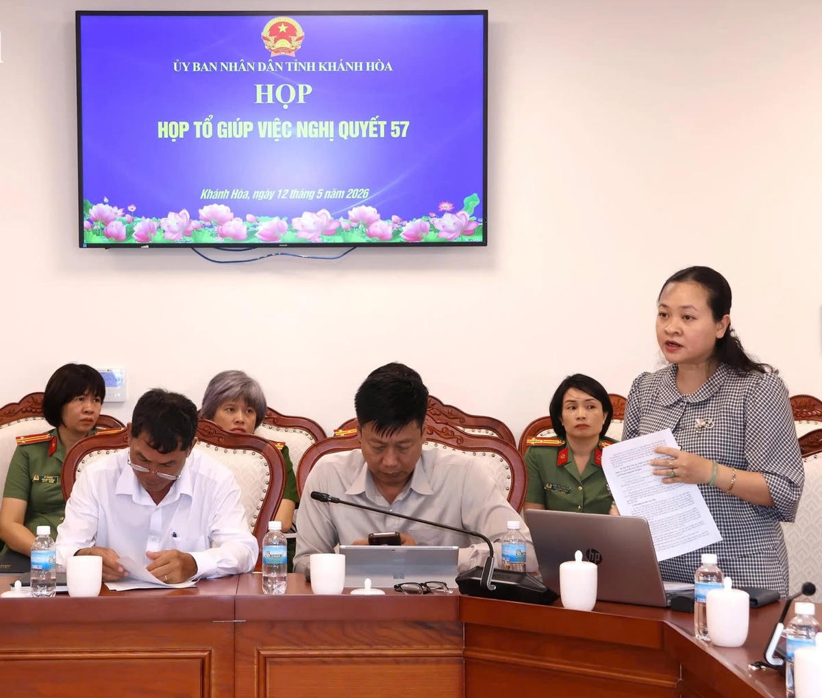 Lãnh đạo Sở Khoa học và Công nghệ báo cáo tại cuộc họp.