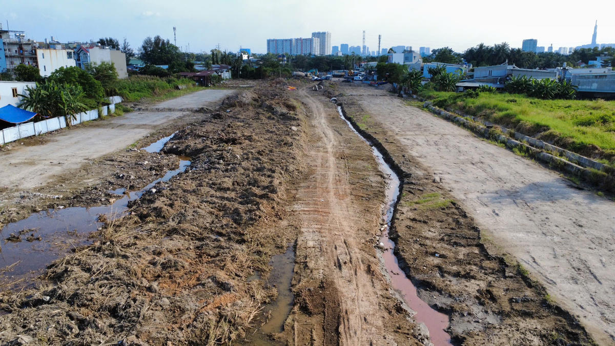 Dự án đường Vành đai 2 TP Hồ Chí Minh đã bắt đầu thi công trở lại sau 5 năm tạm ngưng. Ảnh: Đ.Xá.