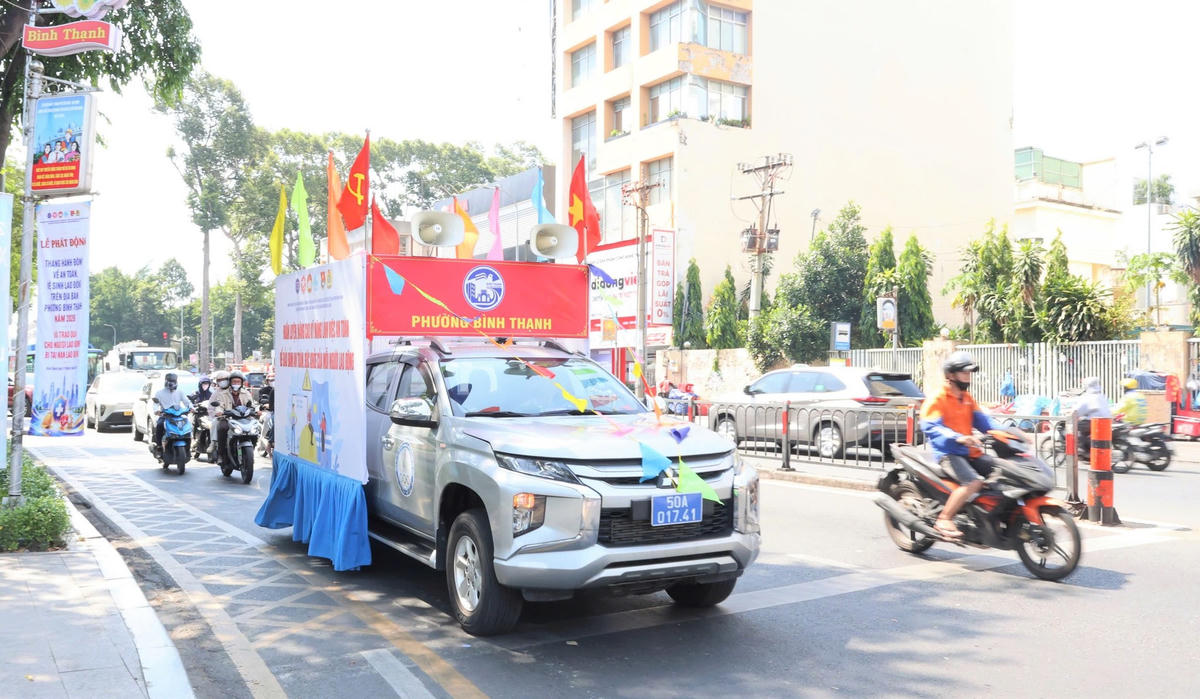 Ngay sau lễ phát động, phường Bình Thạnh tổ chức xe hoa tuyên truyền lưu động trên các tuyến đường chính nhằm lan tỏa thông điệp về an toàn, vệ sinh lao động. Ảnh: MD.