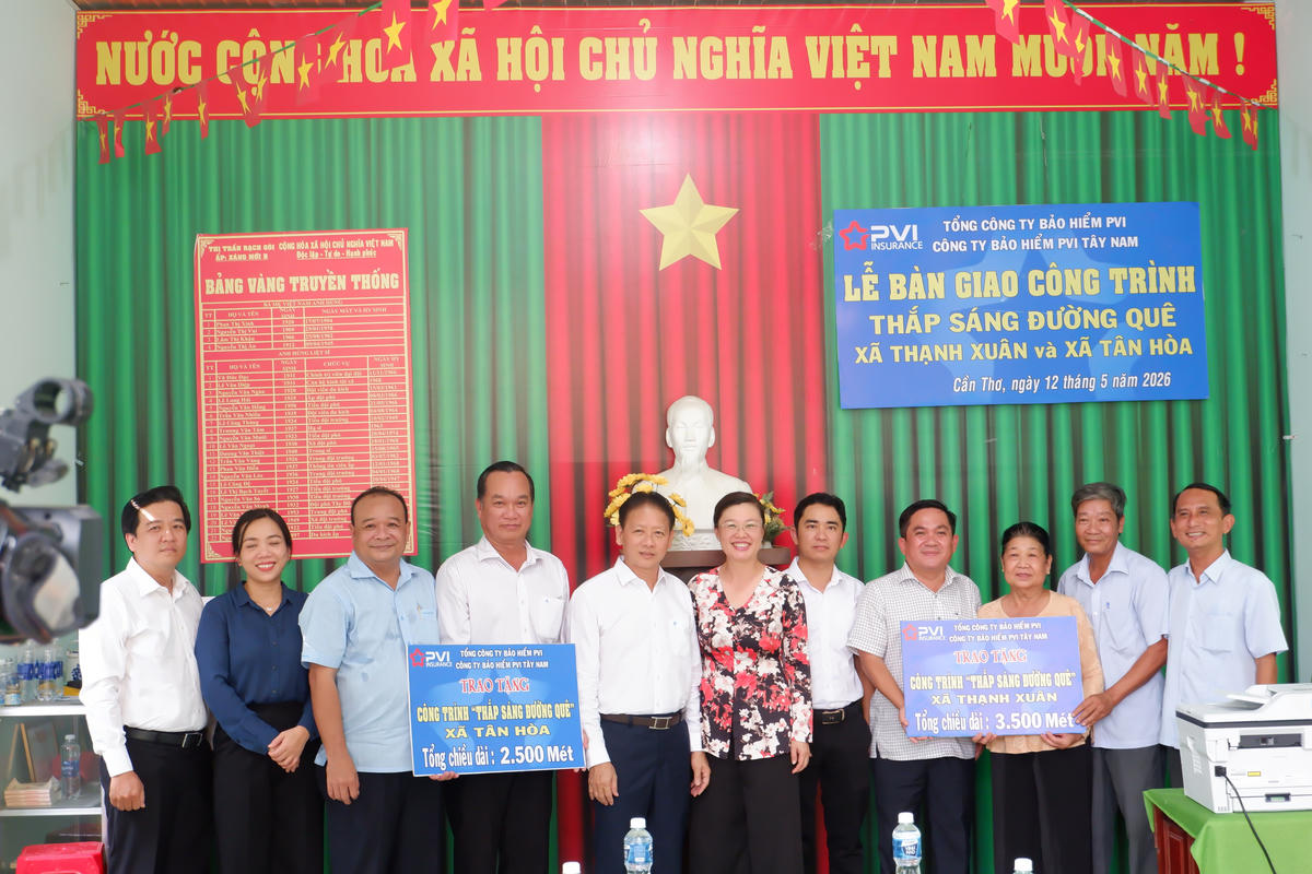 Các đại biểu chụp ảnh lưu niệm tại lễ bàn giao công trình “Thắp sáng đường quê”. Ảnh Tuệ Yên&nbsp;