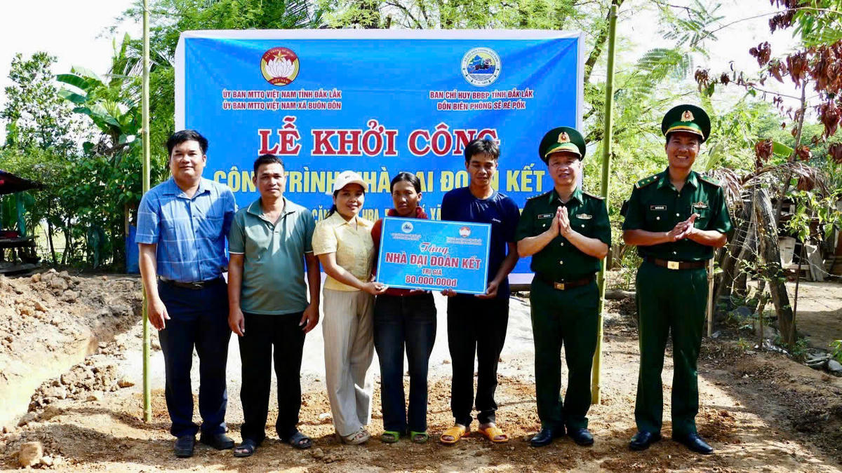 Đại diện lãnh đạo Ban Chỉ huy Bộ đội Biên phòng tỉnh Đắk Lắk, Đồn Biên phòng Sêrêpốk và Ủy ban MTTQ Việt Nam xã Buôn Đôn trao bảng tượng trưng cho gia đình ông Y Căn Na Đy Hra (buôn Trí). Ảnh:TA