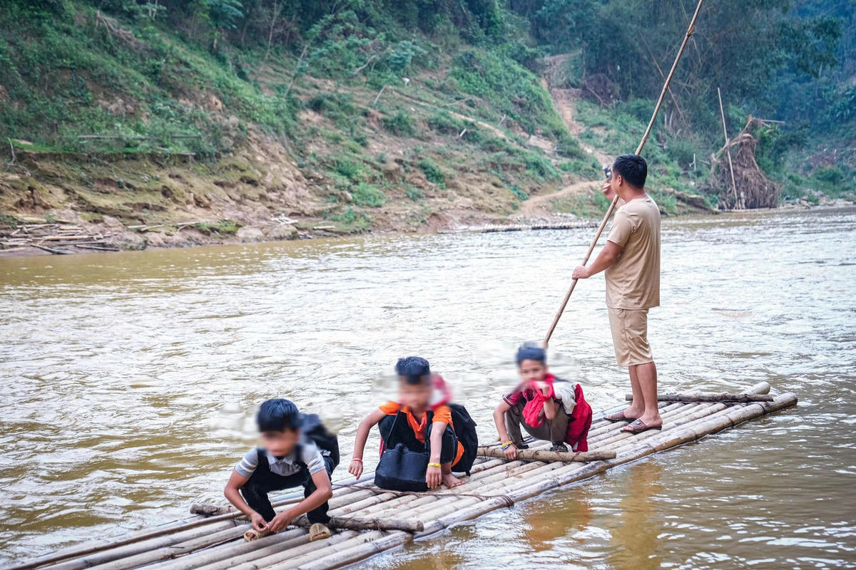 Các em học sinh thôn Khuổi Màn đến lớp bằng bè mảng mùa nước lớn (ảnh: Hà Quân)