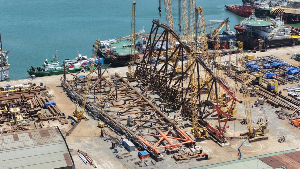  PVEP-NSC, Vietsovpetro cùng các nhà thầu lắp dựng thành công Panel Row 2 thuộc khối chân đế giàn khai thác WHP-DHN, bảo đảm tuyệt đối an toàn, chất lượng và đúng tiến độ thi công