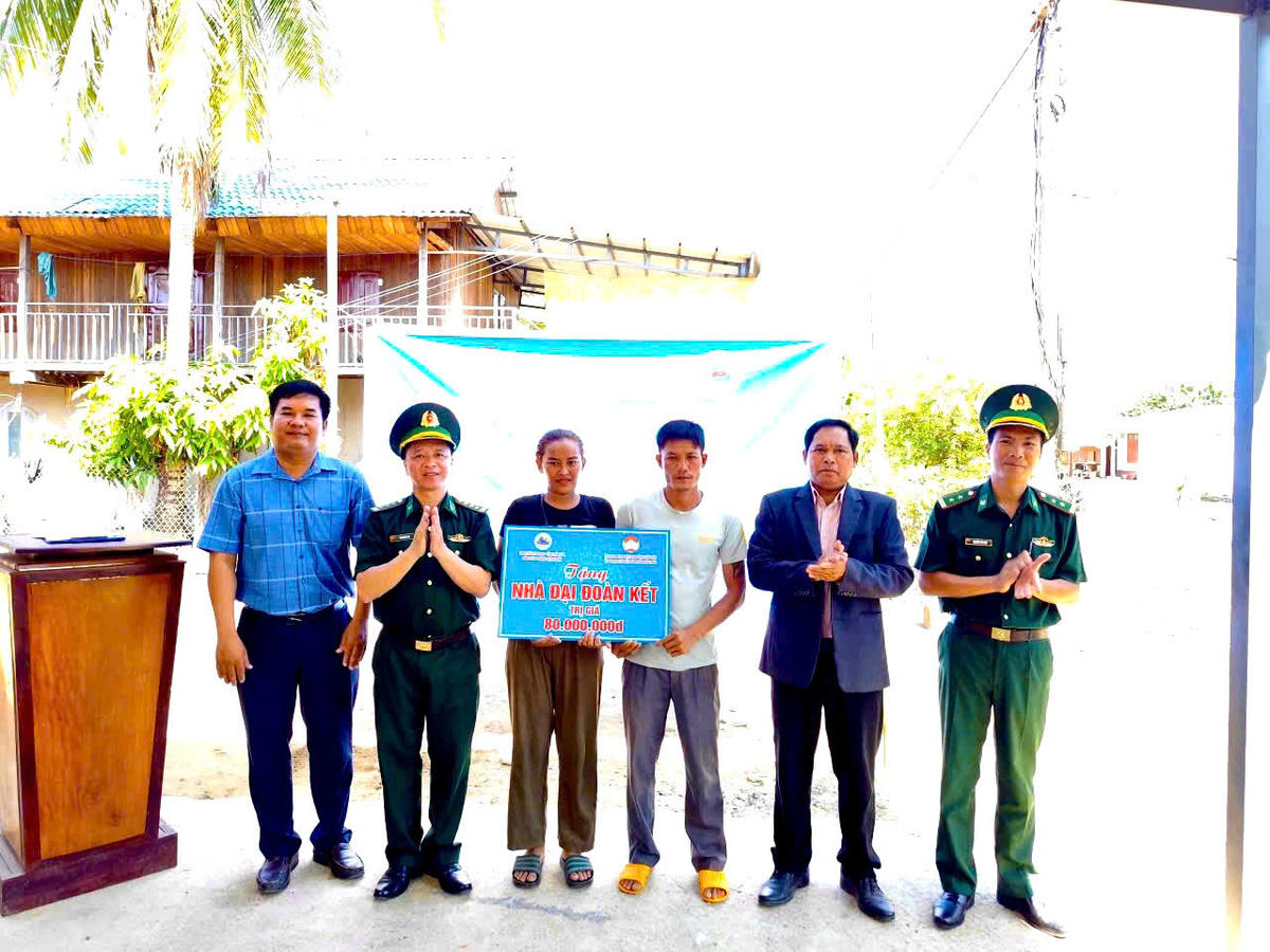 Đại diện lãnh đạo Ban Chỉ huy Bộ đội Biên phòng tỉnh Đắk Lắk, Đồn Biên phòng Sêrêpốk và Ủy ban MTTQ Việt Nam xã Buôn Đôn trao bảng tượng trưng cho gia đình bà H’Bi Đa Bkrông (buôn Đrăng Phốk). Ảnh: TA.