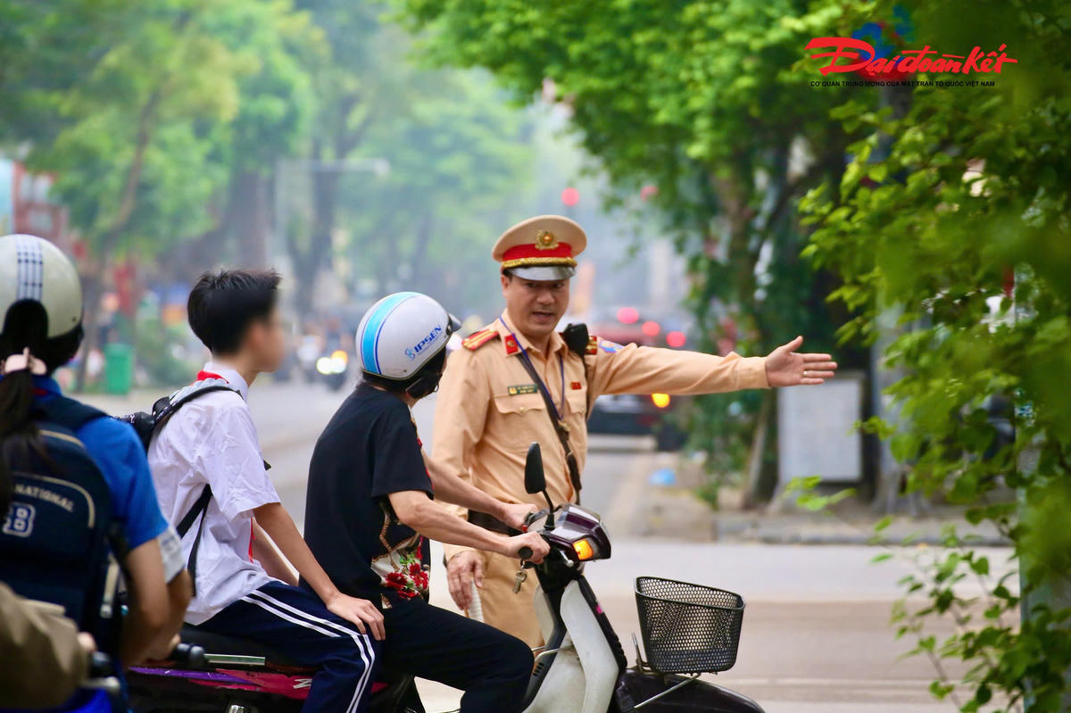 CSGT xử lý phụ huynh chở học sinh tham gia giao thông vi phạm TTATGT.
