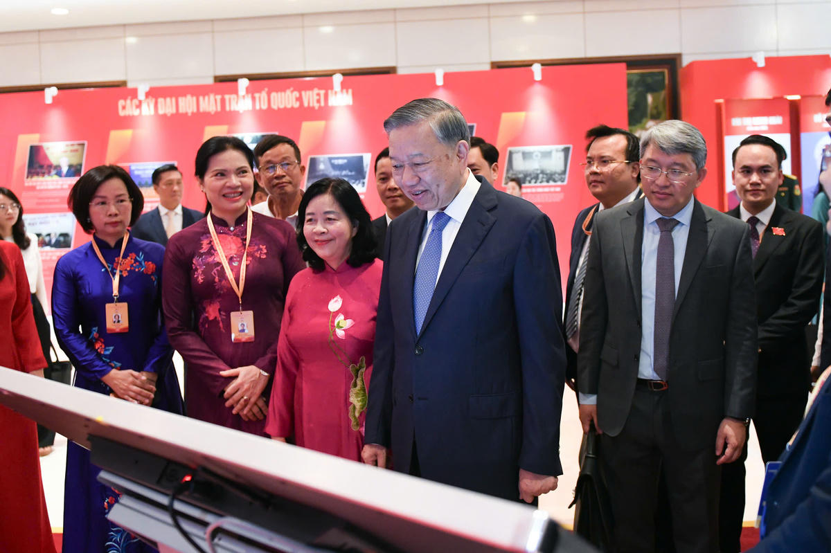 Tổng Bí thư, Chủ tịch nước Tô Lâm; Chủ tịch UBTƯ MTTQ Việt Nam Bùi Thị Minh Hoài và các đại biểu thăm không gian "Mặt trận số". Ảnh: Lê Khánh.