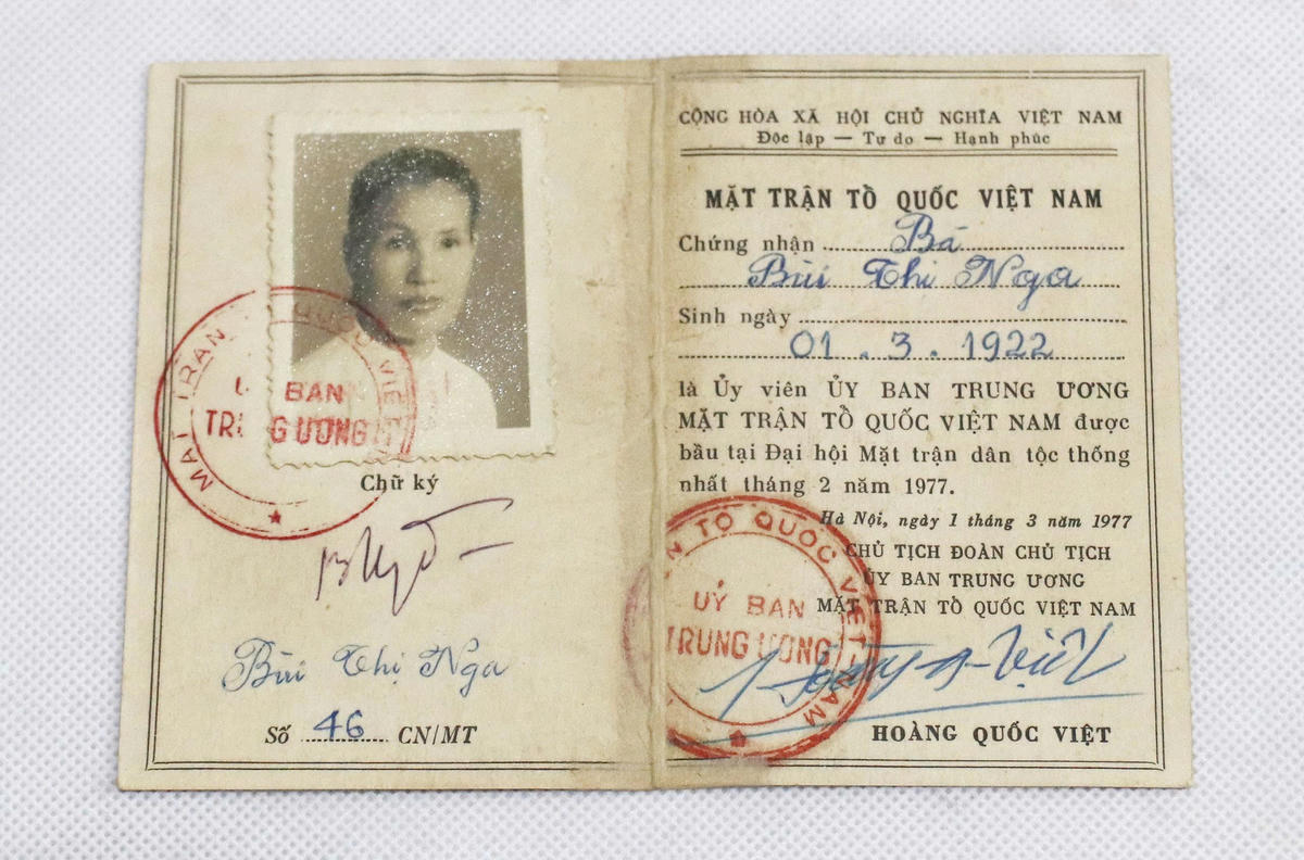 Chứng nhận Ủy viên Ủy ban Trung ương Mặt trận Tổ quốc Việt Nam Việt Nam của bà Bùi Thị Nga, năm 1977.