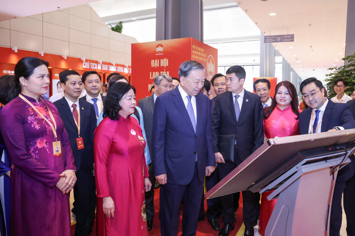 Tổng Bí thư, Chủ tịch nước Tô Lâm; Chủ tịch UBTƯ MTTQ Việt Nam Bùi Thị Minh Hoài và các đại biểu thăm Không gian