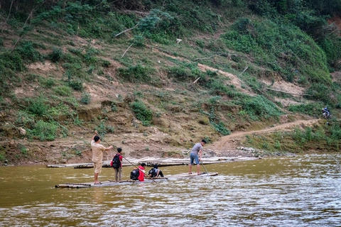 Việc di chuyển bằng bè mảng tự chế tiềm ẩn nhiều nguy cơ tai nạn trong mùa mưa lũ (ảnh: Hà Quân)