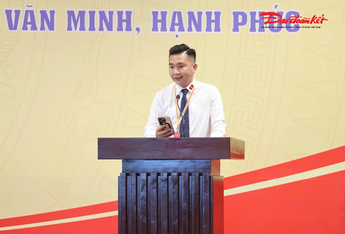 Ông Hoàng Nguyễn Trọng Dũng - Uỷ viên Uỷ ban MTTQ tỉnh Nghệ An, Tổng Giám đốc hoàng Gia Phát Group – đại biểu đoàn Nghệ An chia sẻ mô hình "Sinh kế quay vòng cho người khuyết tật, người yếu thế". Ảnh: TĐ