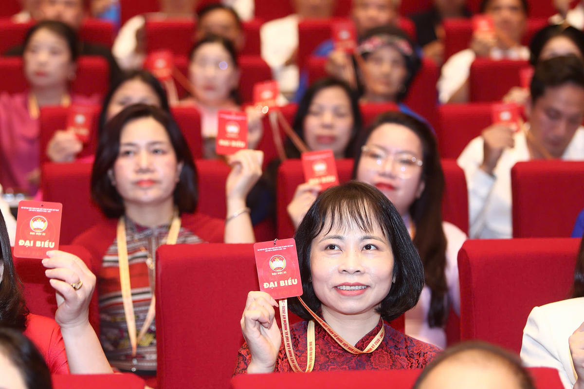 Đại biểu biểu quyết tại Hội trường, trong phiên làm việc thứ nhất.