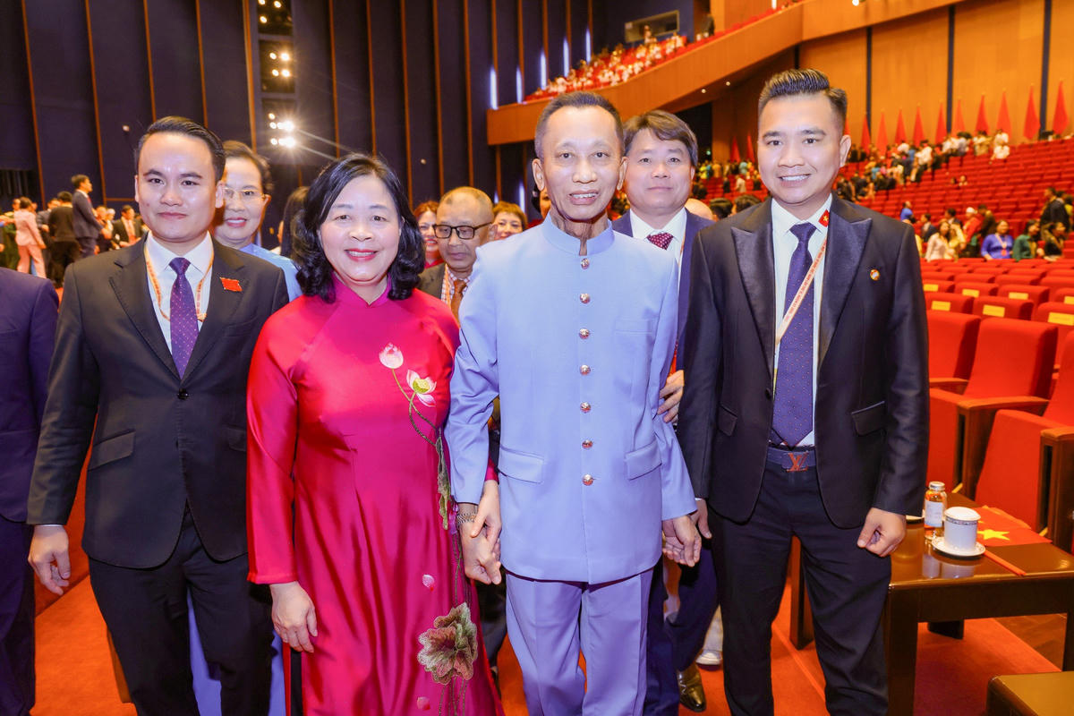 Chủ tịch UBTƯ MTTQ Việt Nam Bùi Thị Minh Hoài chụp ảnh với các đại biểu.