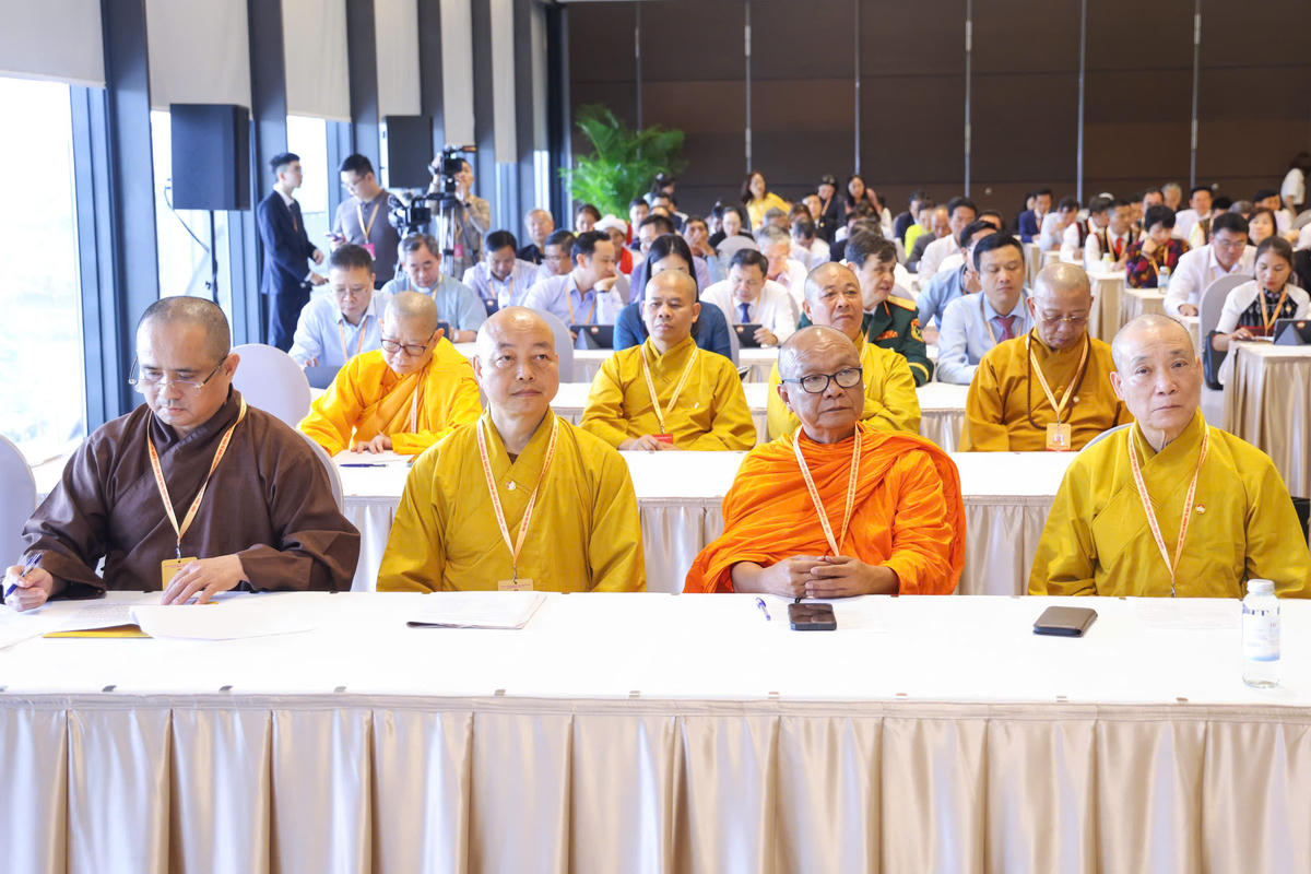 Đại biểu tham gia phiên thảo luận tại tổ.