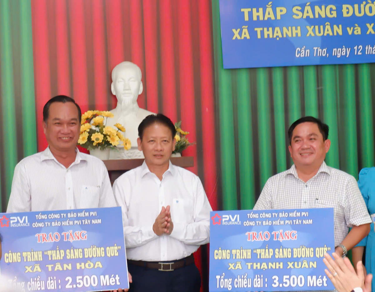 Đại diện Công ty Bảo hiểm PVI Tây Nam trao bảng tượng trưng tặng Công trình “Thắp sáng đường quê” cho đại diện lãnh đạo 2 xã Thạnh Xuân và Tân Hoà. Ảnh Tuệ Yên&nbsp;