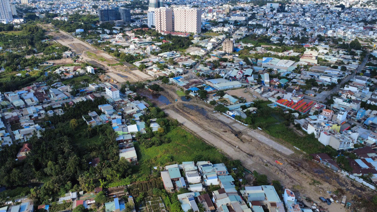 Dự án đường Vành đai 2 đoạn từ Phạm Văn Đồng tới Gò Dưa có số phận khá lận đận. Được khởi công năm 2017 nhưng phải tạm dừng năm 2020. Sau đó, dự án được UBND TP Hồ Chí Minh, các sở ngành chung tay tháo gỡ vướng mắc. Ảnh: Đ.Xá.