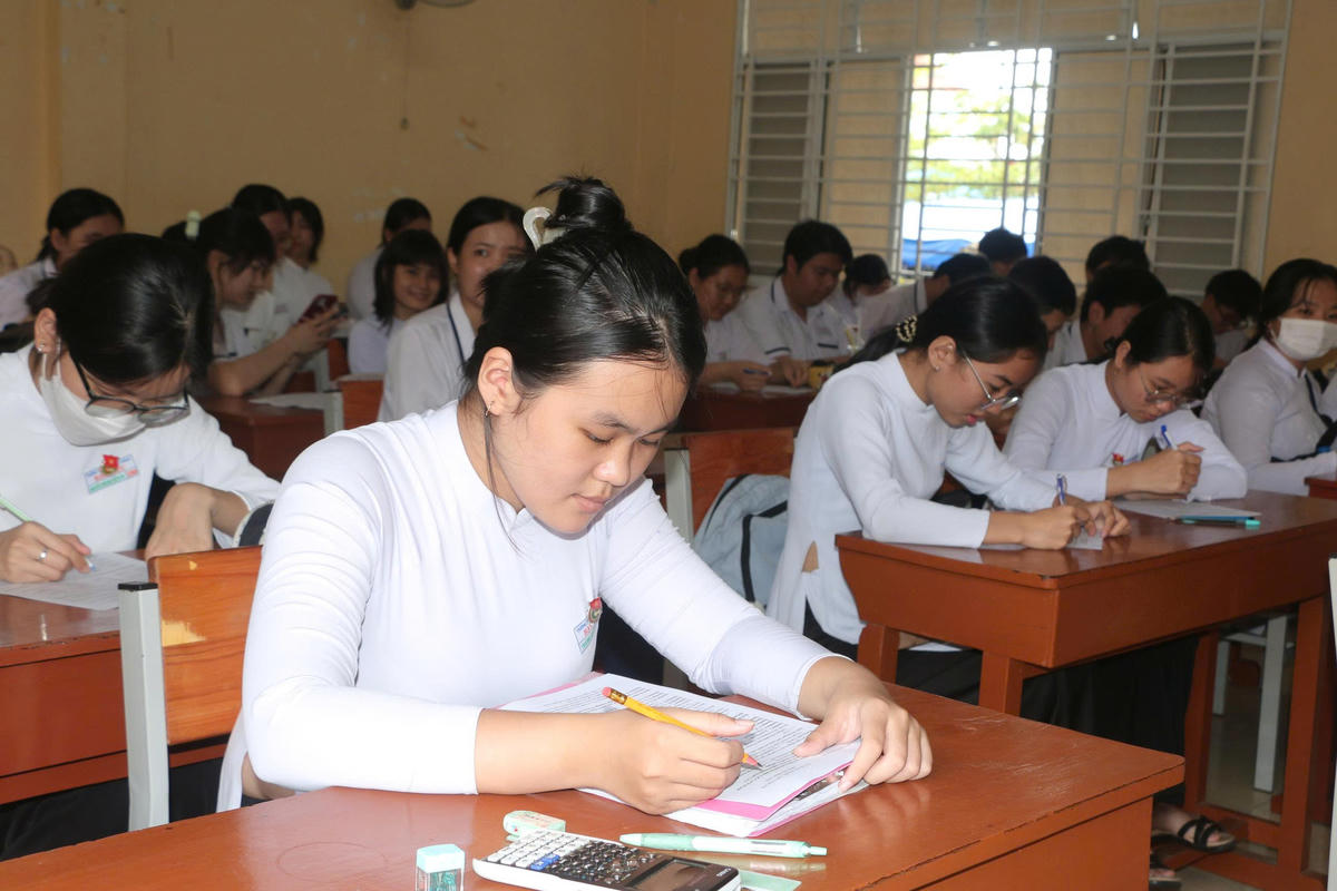 Các trường trung học phổ thông đã và đang nỗ lực đồng hành với học sinh lớp 12 bằng nhiều tiết ôn tập sát với nhu cầu và trình độ của học sinh. Ảnh: Nguyên Du