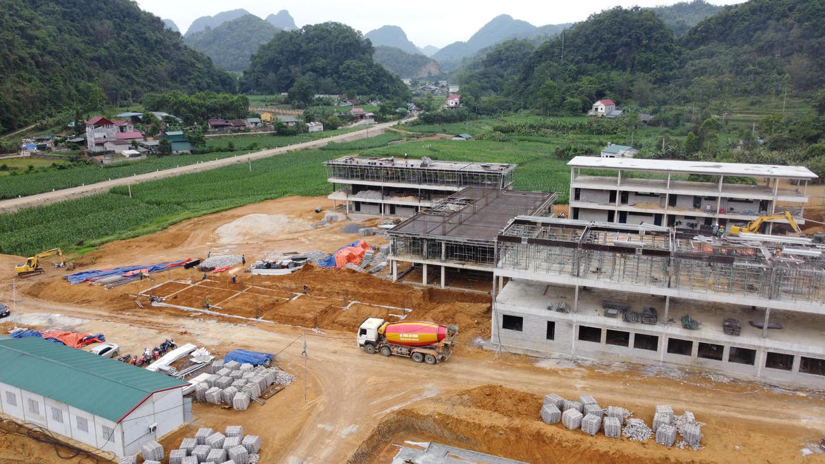 Dự án Trường phổ thông liên cấp nội trú Tiểu học và THCS Trà Lĩnh đang xây dựng. Ảnh: Hân Nguyễn.