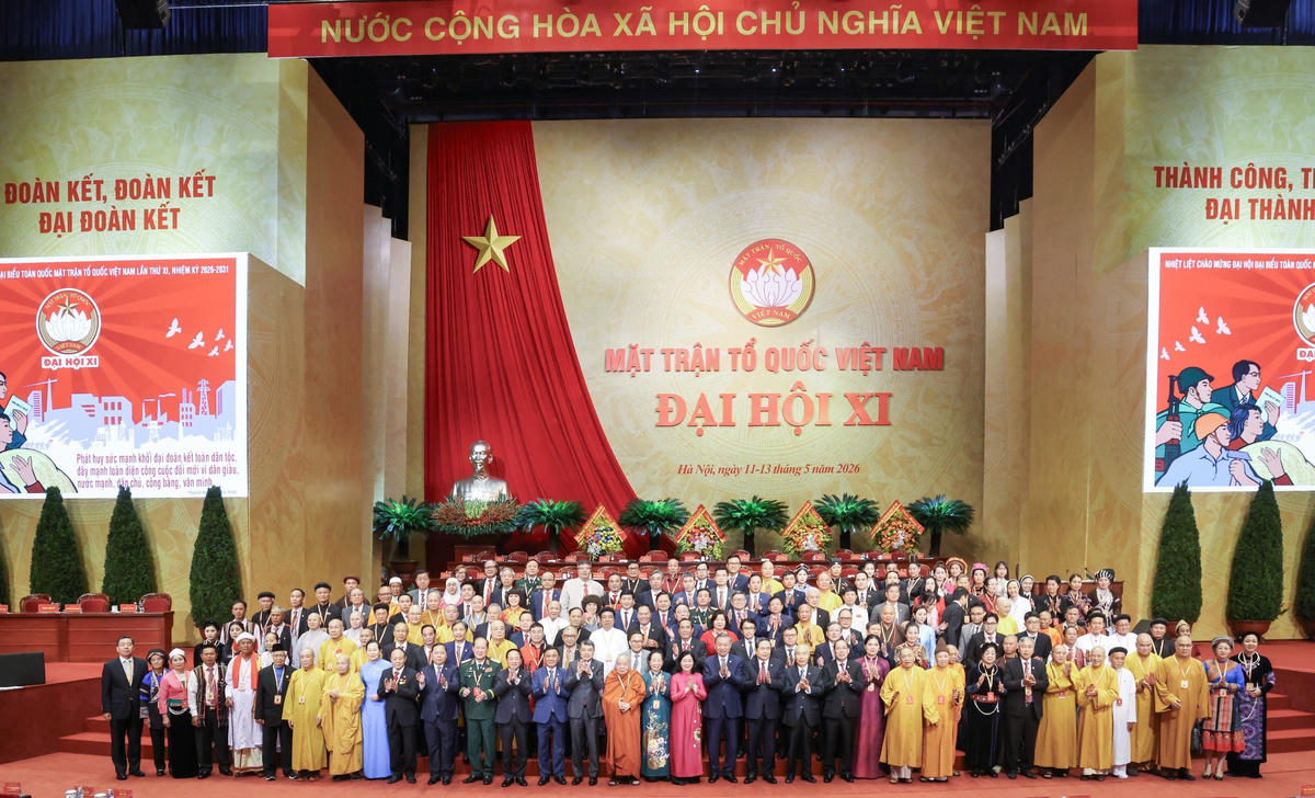Tổng Bí thư, Chủ tịch nước Tô Lâm và lãnh đạo Đảng, Nhà nước chụp ảnh cùng các đại biểu tham dự Đại hội . 	Ảnh: Quang Vinh.